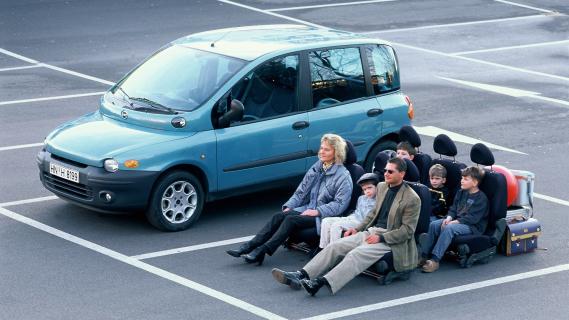 Fiat Multipla (186) blauw (1998) zijkant blauw met de mensen en inhoud ernaast