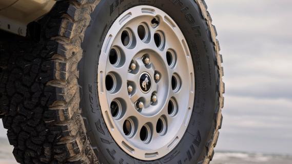 Ford Bronco Coastal Package beige (2025) all terrain banden en 17 inch Iconic Silver wielen