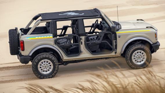 Ford Bronco Coastal Package beige (2025) zijkant rechts deuren eruit, bimini top erop