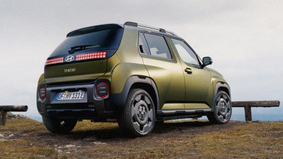 Hyundai Inster Cross groen (2025) zijkant rechts achter schuin