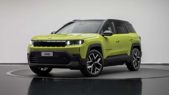 Jeep Compass gifgroen (2025) zijkant links schuin voor