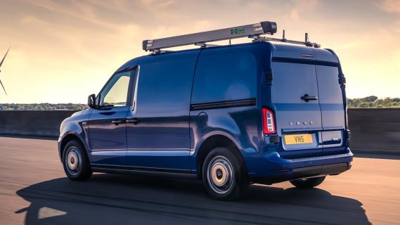 LEVC NV5 (2025) blauw zijkant links schuin achter rijdend