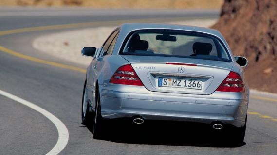 Mercedes CL 500 (C215) zilver (1999) achterkant rijdend door bocht