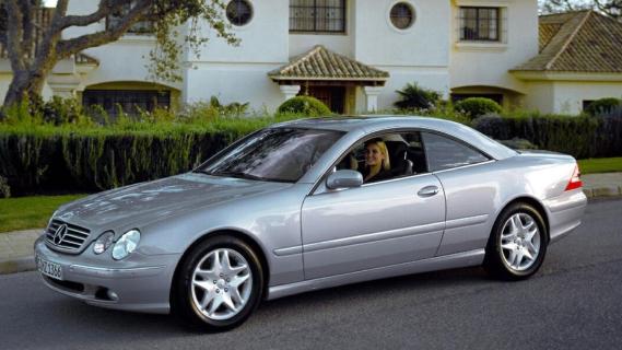 Mercedes CL 500 (C215) zilver (1999) zijkant links schuin voor bij huis