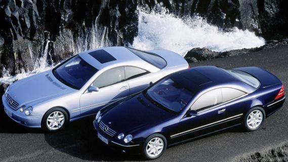Mercedes CL 500 (C215) blauw zilver (1999) naast elkaar zijkant linksvoor schuin hoog