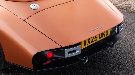 Morgan Supersport brons (2025) zijkant links rijdend achter