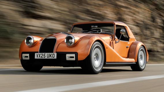 Morgan Supersport brons (2025) zijkant links schuin voor rijdend