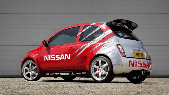 Nissan Micra 350 SR (K12) rood zilver (2005) zijkant links achter schuin