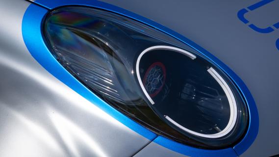 Nissan Micra 350SR restomod (K12) concept grijs (2025) koplamp