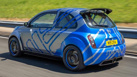 Nissan Micra 350SR restomod (K12) concept grijs (2025) links achter schuin rijdend
