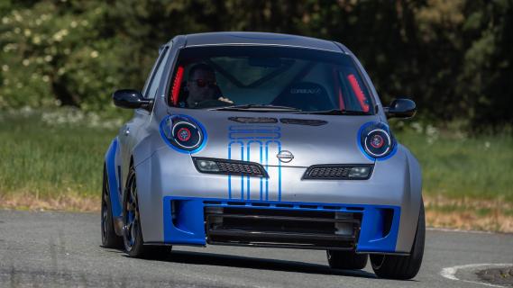 Nissan Micra 350SR restomod (K12) concept grijs (2025) voorzijde rijdend door bocht naar links