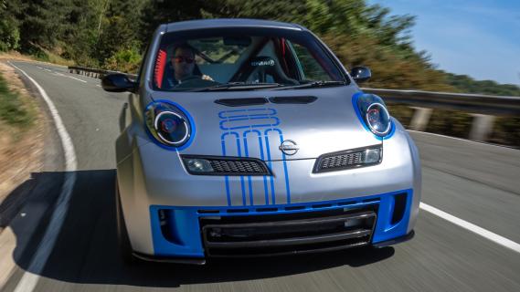 Nissan Micra 350SR restomod (K12) concept grijs (2025) voorzijde rijdend door bocht
