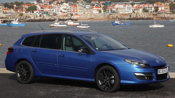 Renault Laguna (X51) Estate GT-Line (2010) blauw rechts schuin voor haven water