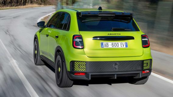 Abarth 600e op de weg