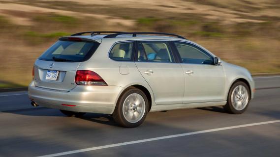Volkswagen Jetta SportWagen TDI achterkant op de weg