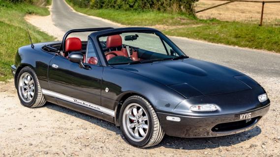 Rocketeer Mazda MX-5 MXV6 (NA) oranje (2025) grijs zijkant rechts voor