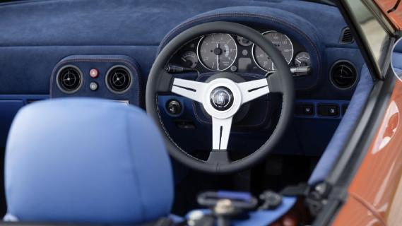 Rocketeer Mazda MX-5 MXV6 (NA) oranje (2025) interieur dashboard
