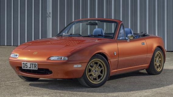 Rocketeer Mazda MX-5 MXV6 (NA) oranje (2025) zijkant links schuin voor