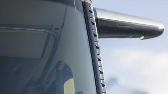 Volvo Vrachtwagen met haaientanden op de voorruit en verlengde cabine