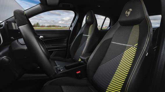 Abarth 600e voorstoelen