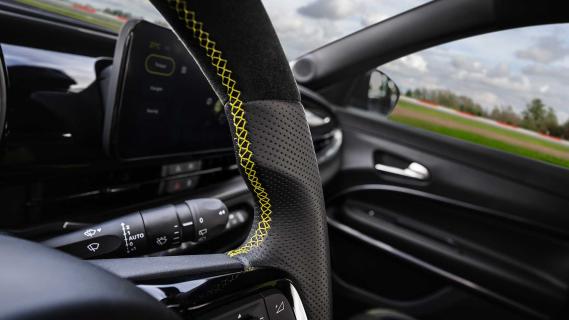 Abarth 600e detail van stiksels op stuur