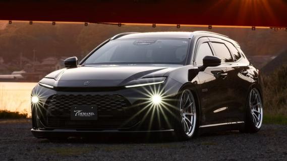 Toyota Crown Estate T-Demand zwart (2025) zijkant links schuin voor lampjes aan