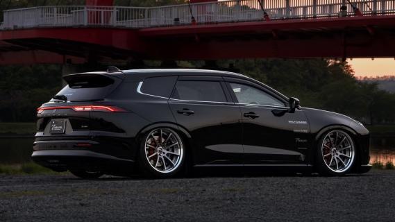 Toyota Crown Estate T-Demand zwart (2025) zijkant links schuin achter laag