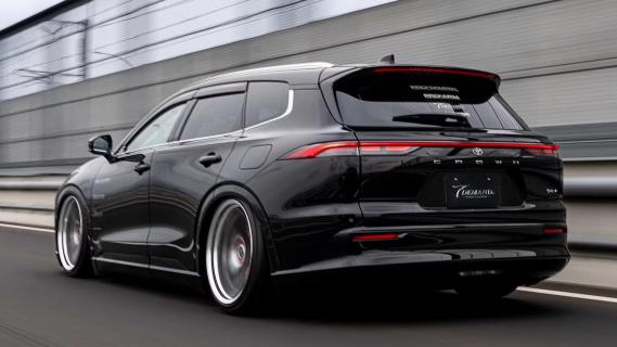 Toyota Crown Estate T-Demand zwart (2025) zijkant links schuin achter rijdend