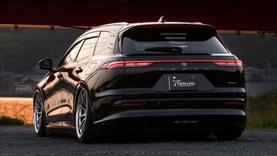 Toyota Crown Estate T-Demand zwart (2025) zijkant links schuin achter stilstaand