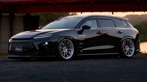 Toyota Crown Estate T-Demand zwart (2025) zijkant links schuin voor laag