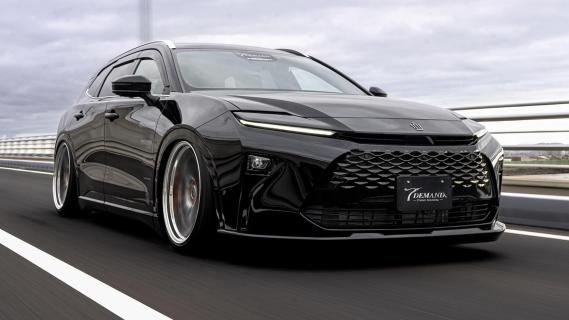 Toyota Crown Estate T-Demand zwart (2025) zijkant rechts schuin voor rijdend