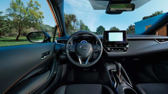 Toyota Corolla FX Edition oranje (2025) interieur dashboard