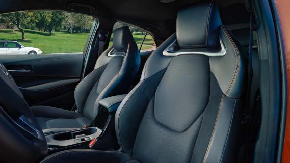 Toyota Corolla FX Edition oranje (2025) interieur sportstoelen