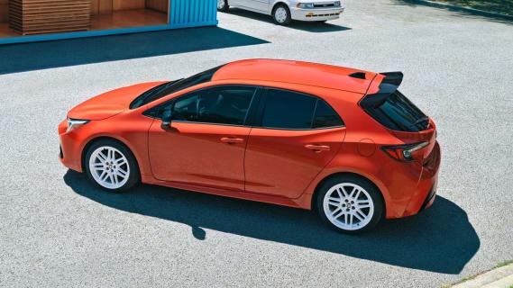 Toyota Corolla FX Edition oranje (2025) links achter schuin