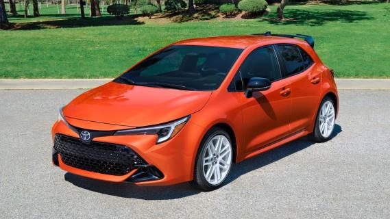 Toyota Corolla FX Edition oranje (2025) zijkant links schuin voor