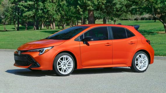 Toyota Corolla FX Edition oranje (2025) zijkant links voor