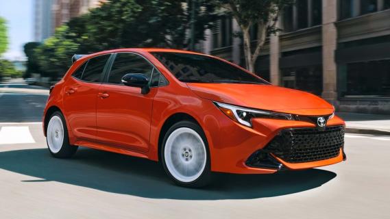 Toyota Corolla FX Edition oranje (2025) zijkant links voor schuin rijdend