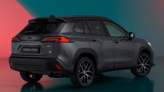 Toyota Corolla Cross GR grijs (2025) zijkant rechts schuin achter