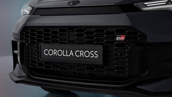 Toyota Corolla Cross GR grijs (2025) zijkant voor bumper schuin detail