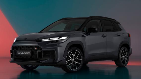 Toyota Corolla Cross GR grijs (2025) zijkant links schuin voor