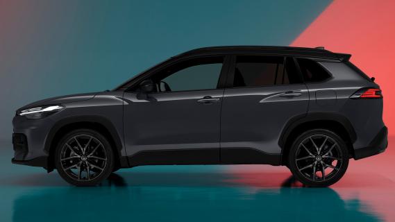 Toyota Corolla Cross GR grijs (2025) zijkant links