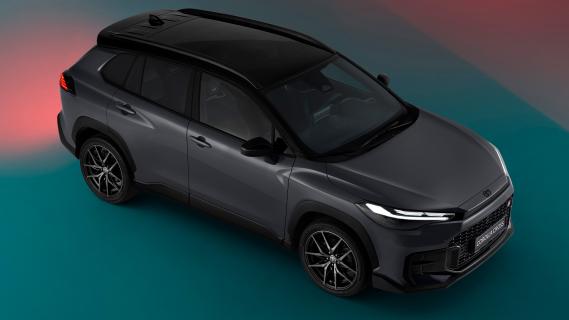 Toyota Corolla Cross GR grijs (2025) zijkant rechts voor schuin hoog