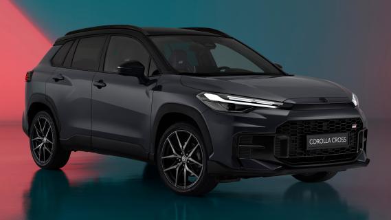 Toyota Corolla Cross GR grijs (2025) zijkant rechts schuin voor