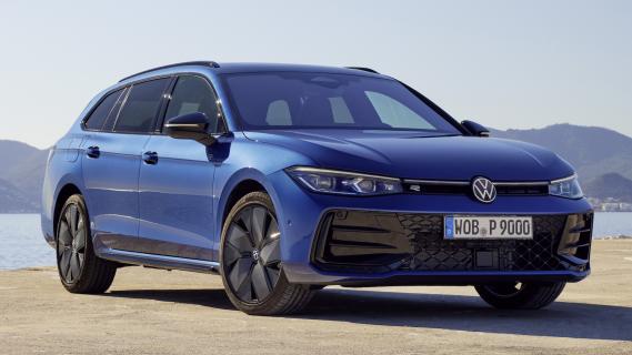 Volkswagen Passat R-Line blauw (2025) zijkant rechts schuin voor