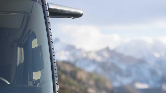 Volvo Vrachtwagen met haaientanden op de voorruit en verlengde cabine