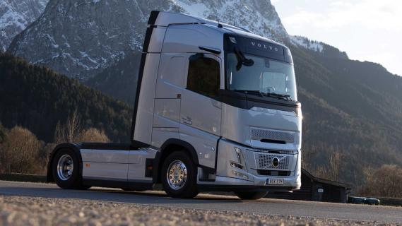 Volvo Vrachtwagen met haaientanden op de voorruit en verlengde cabine