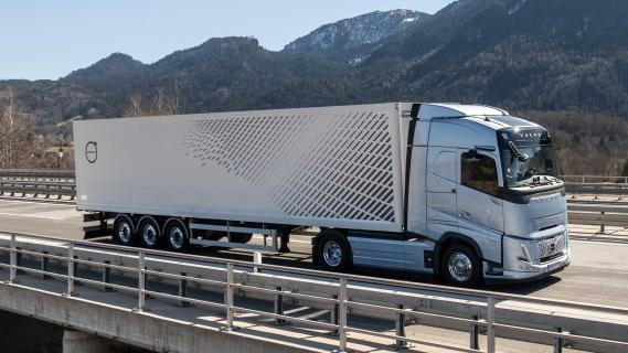 Volvo Vrachtwagen met haaientanden op de voorruit en verlengde cabine
