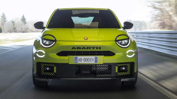 Abarth 600e voorkant op circuit
