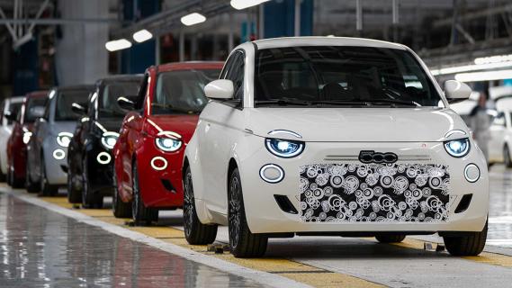 De Fiat 500 Hybrid (benzine) in de fabriek in Turijn