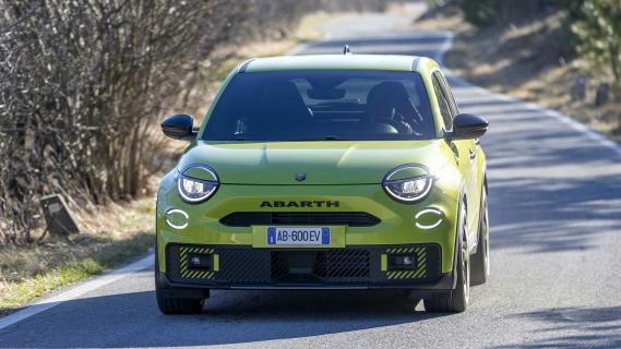 Abarth 600e op de weg